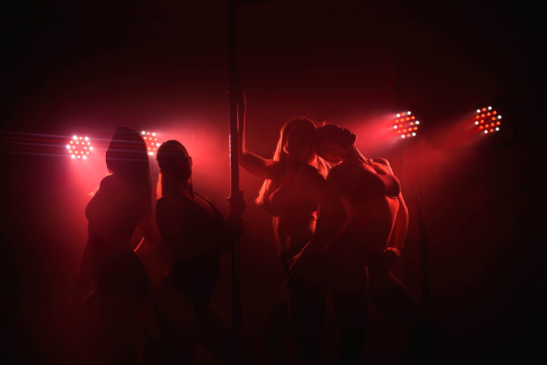 Plongez dans l’extase sensuelle d’une soirée ardente au club de striptease